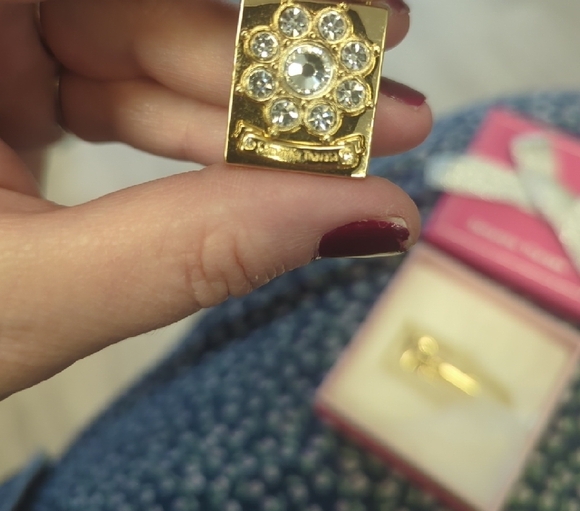 Elegant Gold Padlock Charm with Crystals - Picture 6 of 7